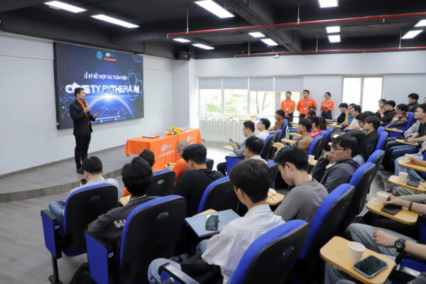 Trường Đại học FPT đã và đang nỗ lực triển khai nhiều chương trình gắn kết chặt chẽ nhà Trường với doanh nghiệp, mang lại trải nghiệm tối đa cho sinh viên