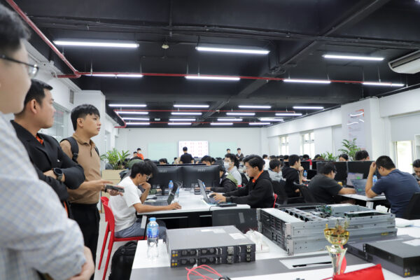 Sinh viên FPT sẽ được học tập và nghiên cứu với sự hỗ trợ công nghệ từ phía nhà Trường và doanh nghiệp