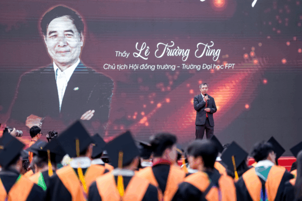 Thầy Lê Trường Tùng - Chủ tịch Hội đồng Trường Đại học FPT đang phát biểu khai mạc buổi lễ