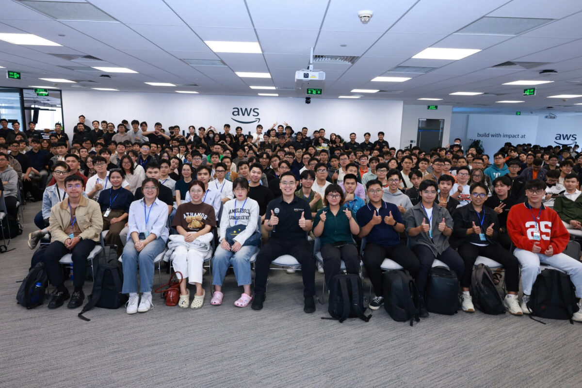 Ojt spring 2026 co hoi trai nghiem cong nghe dam may quoc te cung amazon web services aws