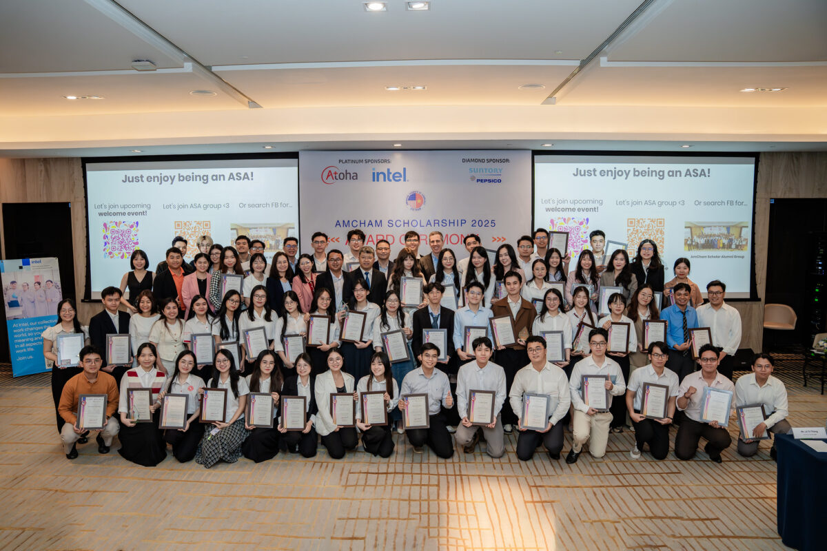 Nam sinh vien dai hoc fpt xuat sac nhan hoc bong amcham