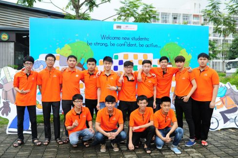 Sinh viên Ngô Quang Trọng hàng đầu tiên thứ hai từ trái trang trong Lễ khai giảng Đại học FPT