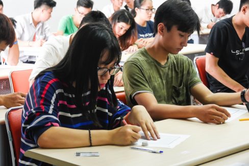 học sinh chuẩn bị làm bài kiểm tra tiếng anh đầu vào
