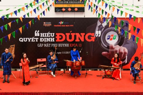 tiết mục của giảng viên và sinh viên ĐH FPT chào đón phụ huynh học sinh tham dự hội thảo