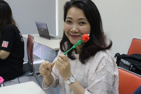 Chị Phạm Tuyết Hạnh Hà trưởng phòng CTSV khoe sản phẩm tò he của mình