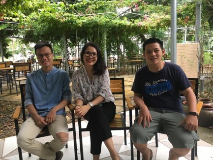 Chị Phạm Tuyết Hạnh Hà trưởng phòng CTSV chia sẻ niềm vui với sinh viên Đỗ Xuân Việt và sinh vien Trần Nho Hoài Bắc