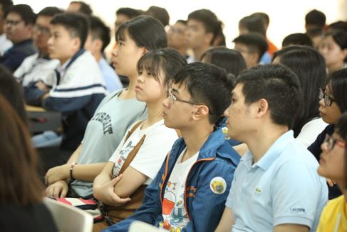 Các bạn học sinh chăm chú lắng nghe chia sẻ từ khách mời sự kiện 1024x683
