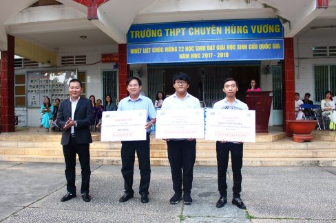 DH FPT trao hoc bong hoc sinh HV 1