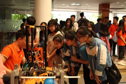 Học sinh THPT thích thú khám phá các sản phẩm công nghệ tại HoLa Techday 1024x683