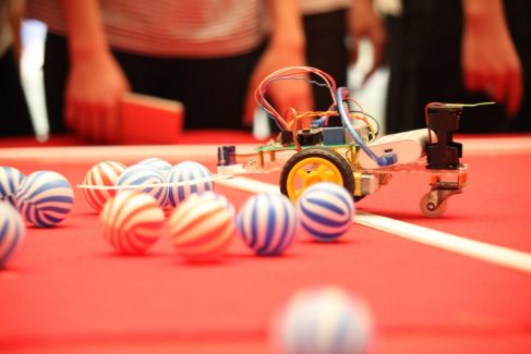 Robot được điều khiển trên sân lấy bóng 1024x683
