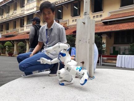 Robot NAO - một sản phẩm trí tuệ nhân tạo được một sinh viên điều khiển làm các cử động nhún nhảy theo tiếng nhạc.