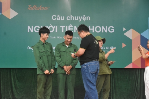 1 cau chuyen tien phong