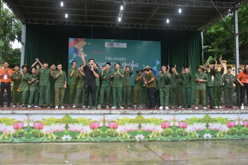 4 cau chuyen tien phong