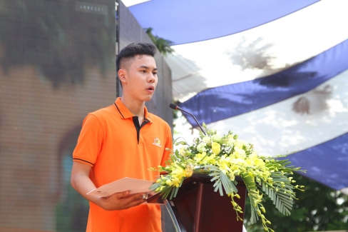 Le Khai giang K15. 4