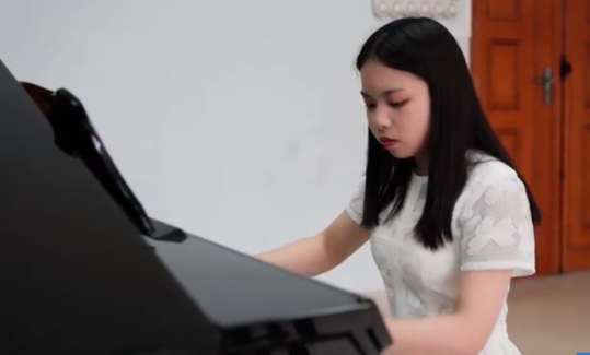 Phần trình diễn piano rất chuyên nghiệp và điêu luyện