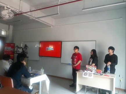 Sinh viên lắng nghe những góp ý từ hội đồng chấm đồ án
