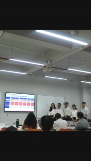 Sinh viên ngành Quản trị kinh doanhn rạng rỡ trong ngày bảo vệ khóa luận tốt nghiệp
