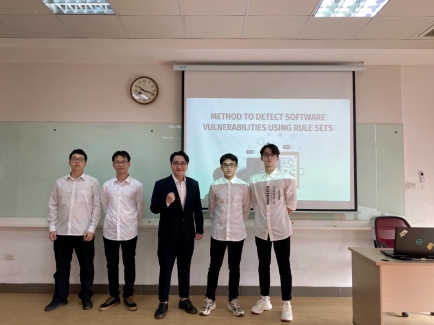 Sinh viên ĐH FPT Hà Nội bảo vệ thành công đồ án12