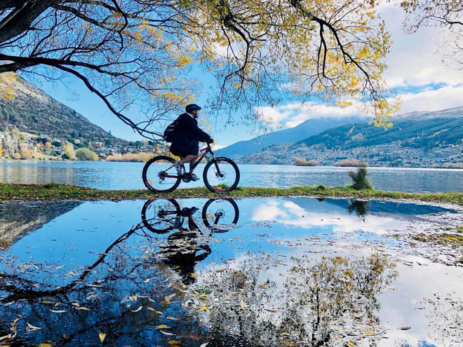 Nguyễn Hữu Quyên đạp xe ở thị trấn Queenstown, New Zealand.  (Ảnh do nhân vật cung cấp)