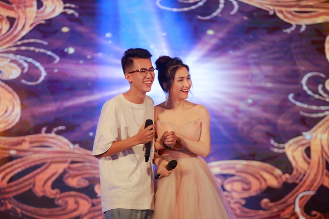 Với tài năng của mình, Xuân Thành đã thể hiện màn song ca đầy chuyên nghiệp ấn tượng cùng Hòa Minzy ngay trên sóng trực tiếp.