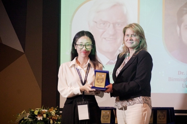Lê Nguyễn Minh Tuệ – Với tinh thần nỗ lực không ngừng nghĩ, cô nàng đã thành công đoạt giải The Best Presentation tại Hội thảo quốc tế GCBSS tổ chức tại Thái Lan.