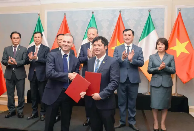 ông Nguyễn Văn Khoa, Tổng Giám đốc tập đoàn FPT và ông Chris Davis, Giám đốc điều hành Kyndryl Công ty cung cấp hạ tầng CNTT trong danh sách Fortune 500 đã trao thỏa thuận khung về việc hợp tác