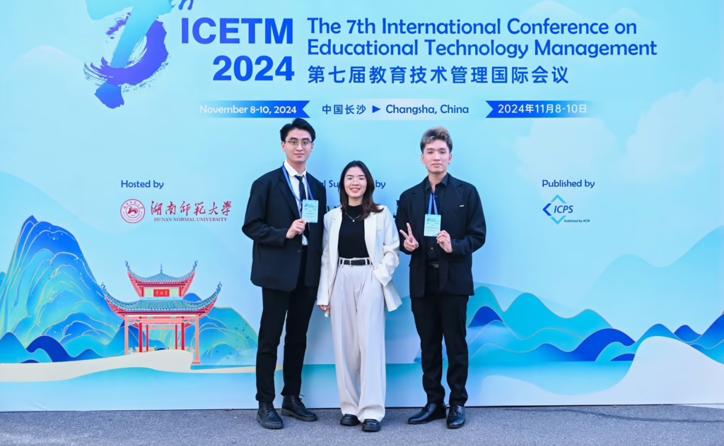 Lợi Vĩ, Huỳnh Như, Công Lệnh (lần lượt từ trái sang) tham dự ICETM 2024 tại Trung Quốc.