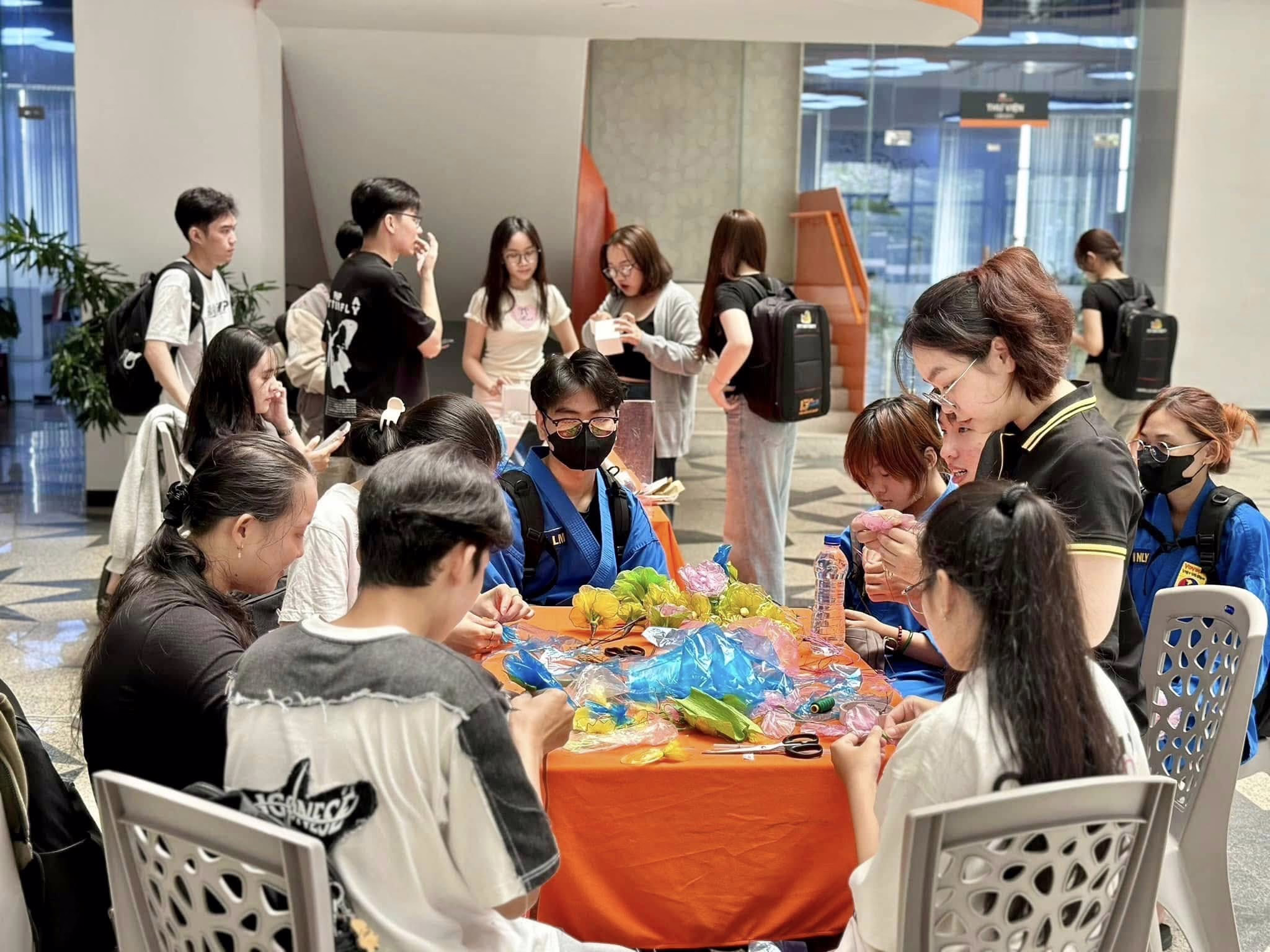 Workshop “Sắc hoa tái sinh” thu hút được nhiều sự quan tâm của các bạn trẻ.