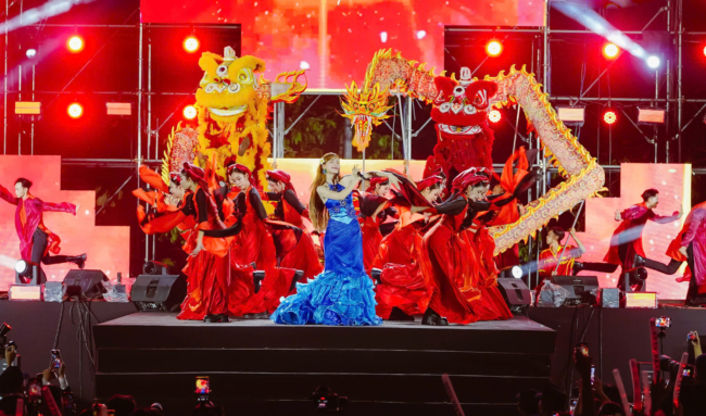 Hòa Minzy đốt cháy sân khấu FPTU Fest bằng loạt hit Bắc Bling, Rời bỏ, Thị Mầu.