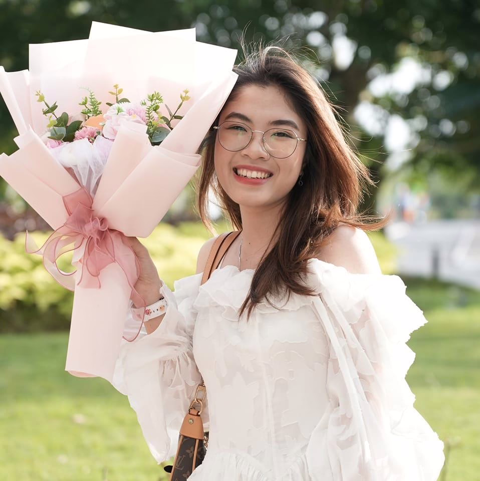 Huỳnh Như tự hào khi lần đầu tiên nghiên cứu khoa học của mình được trình bày tại hội nghị quốc tế. Huỳnh Như tự hào khi lần đầu tiên nghiên cứu khoa học của mình được trình bày tại hội nghị quốc tế.