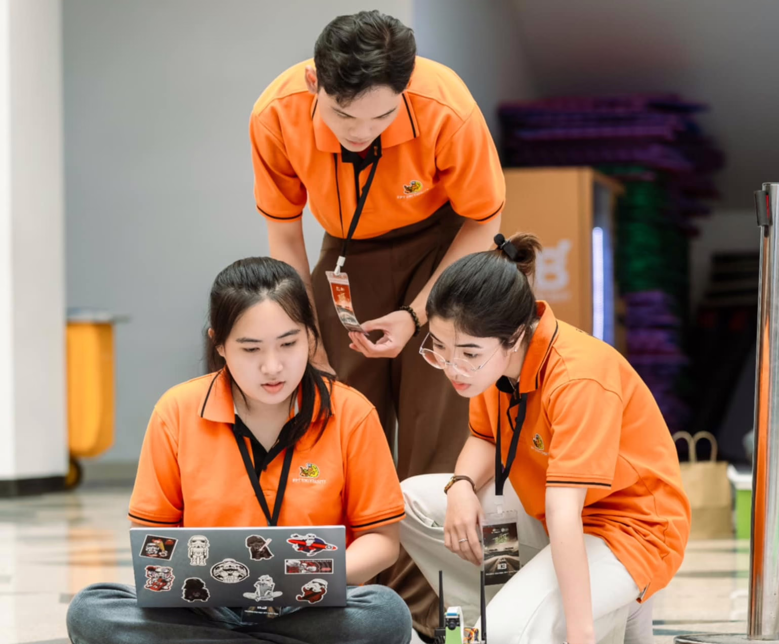 Anh Thư (bên trái ngoài cùng) không ngừng thử nghiệm, trải nghiệm để khám phá các kiến thức mới ngành AI.