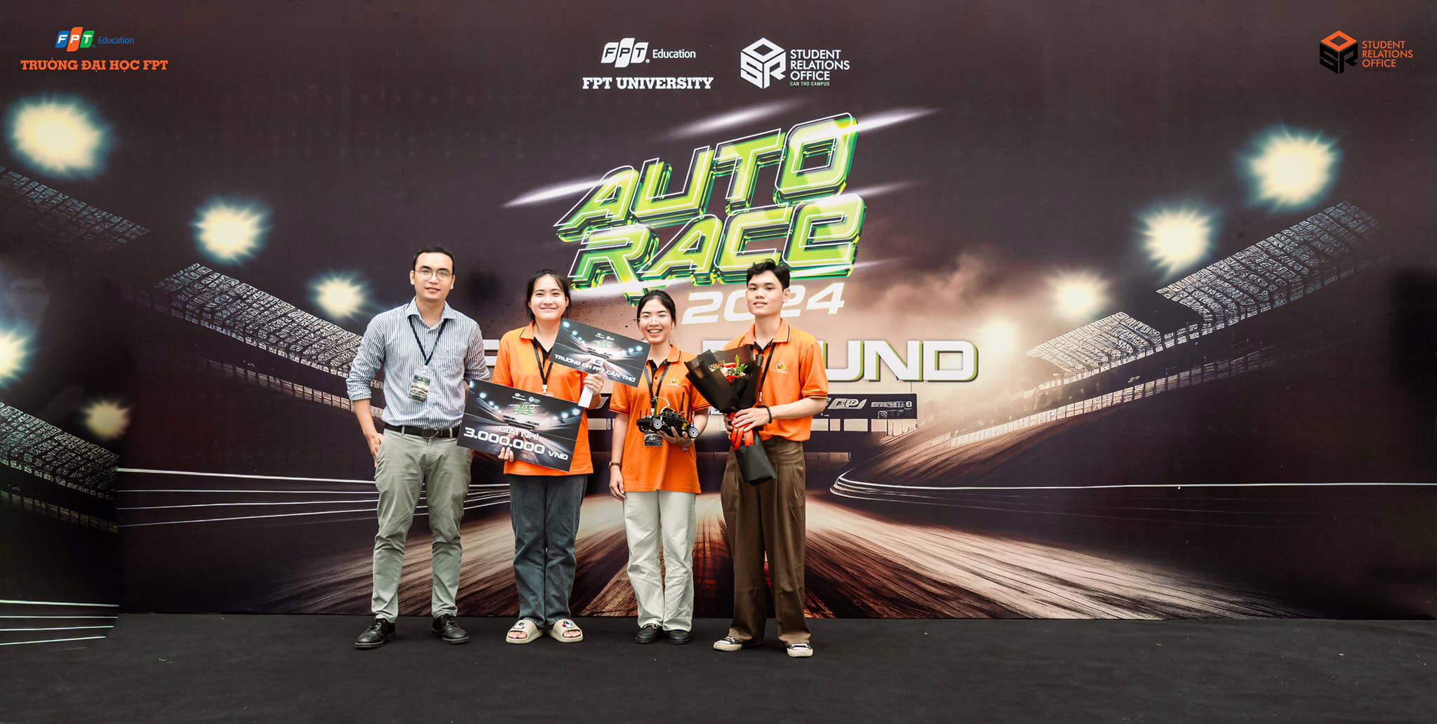 Nhóm của Thư (thứ hai từ trái sang) đạt giải Nhì cuộc thi Autorace FPT Cần Thơ 2024.