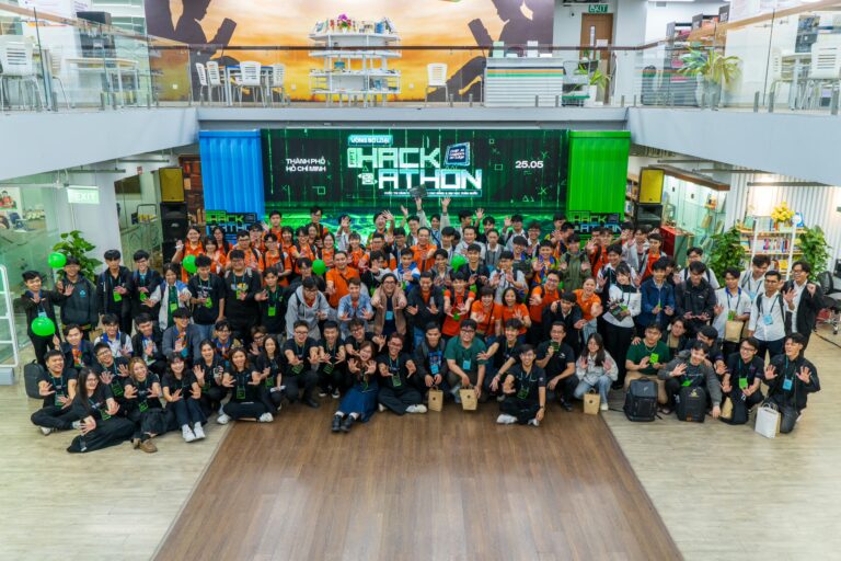 Thí sinh FPT Hackathon 2025 giải bài toán về AI và logistics thông minh