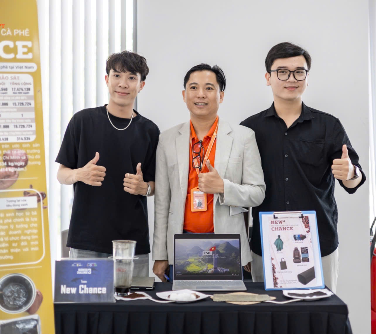 Kiệt (trái ngoài cùng) tạm gác lại hành trình tham gia các cuộc thi khởi nghiệp để dành thời gian theo đuổi ngành logistics.