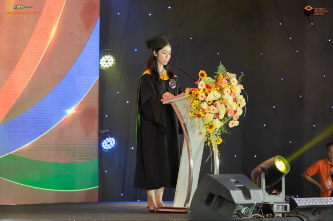 Quỳnh Anh trong đại diện Tân cử nhân phát biểu trong lễ tốt nghiệp năm 2024. 