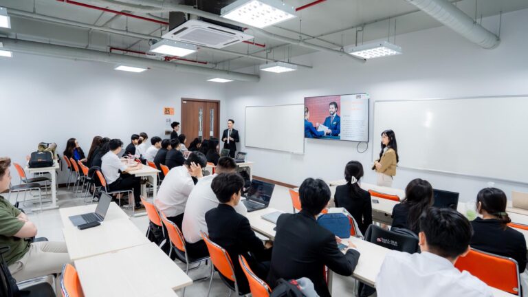 Sinh viên quản trị khách sạn Trường Đại học FPT học tập thực tế cùng doanh nghiệp ngay trên giảng đường