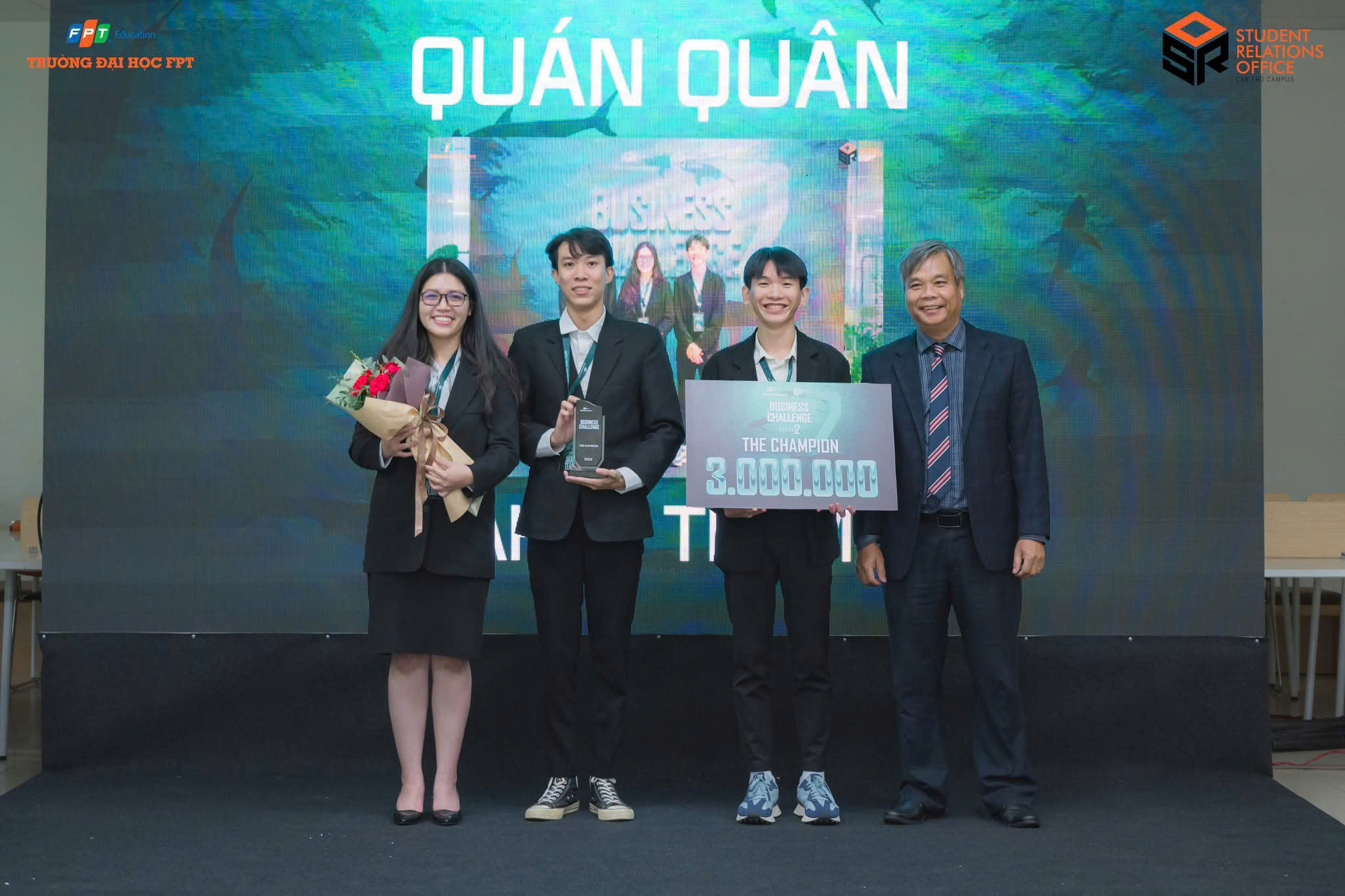 Kiệt (thứ 2 từ trái sang) và đồng đội giành giải Nhất Business Challenge 2023.