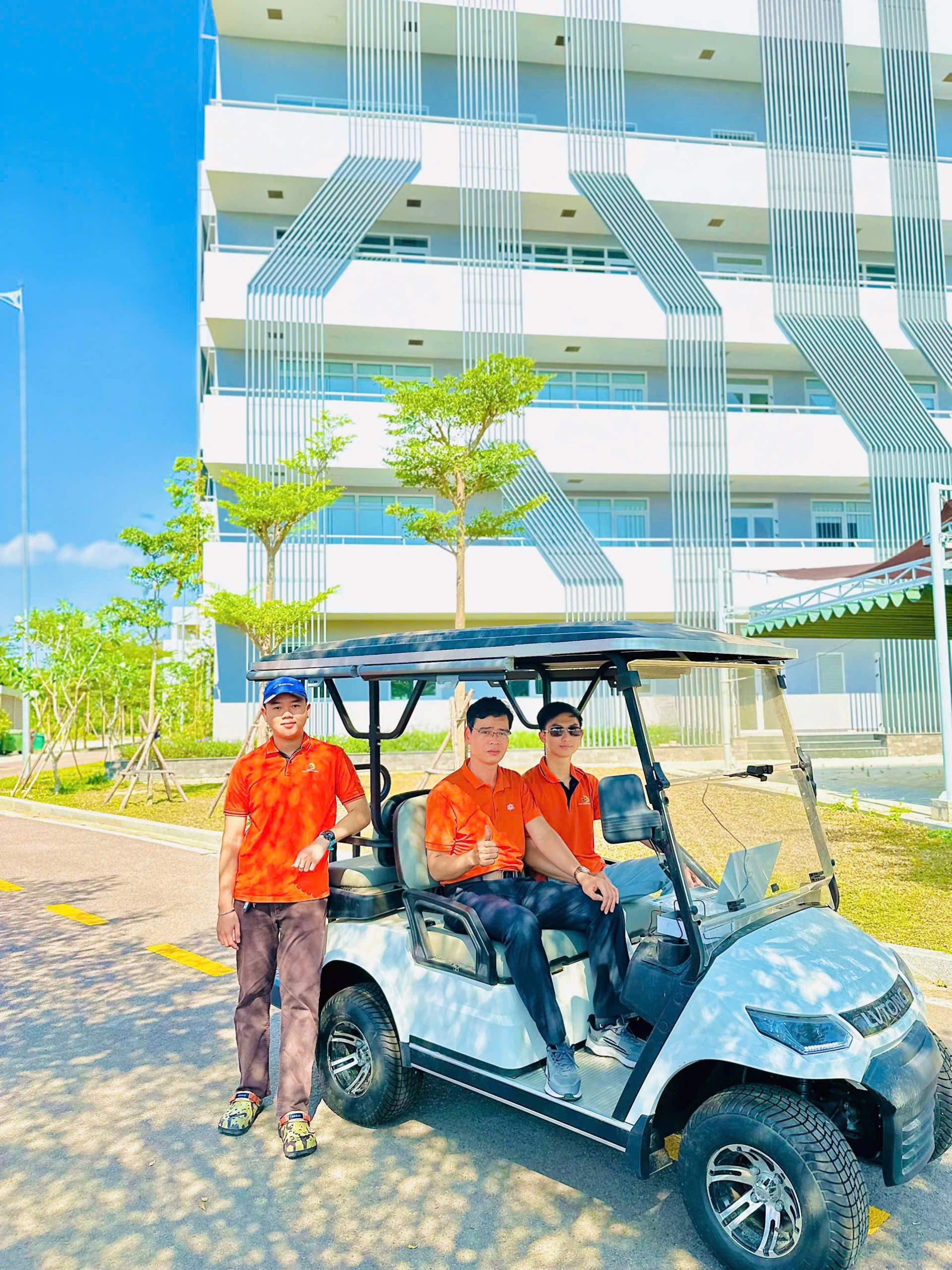 Từ xe điện sân golf, thầy trò Trường Đại học FPT chuyển đổi thành xe tự lái phục vụ campus tour. Từ xe điện sân golf, thầy trò Trường Đại học FPT chuyển đổi thành xe tự lái phục vụ campus tour.