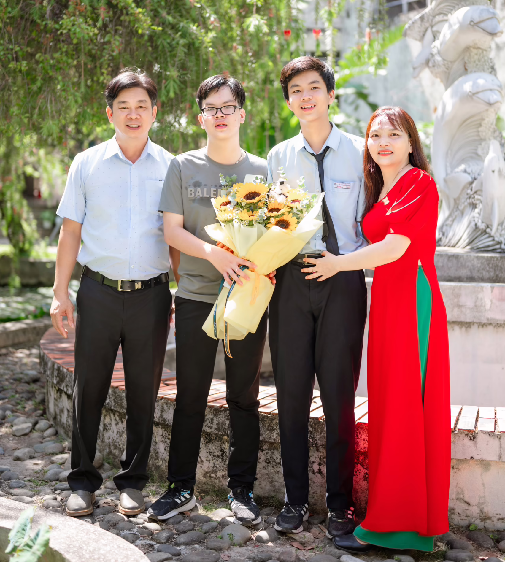 Hoài An chụp ảnh lưu niệm cùng gia đình