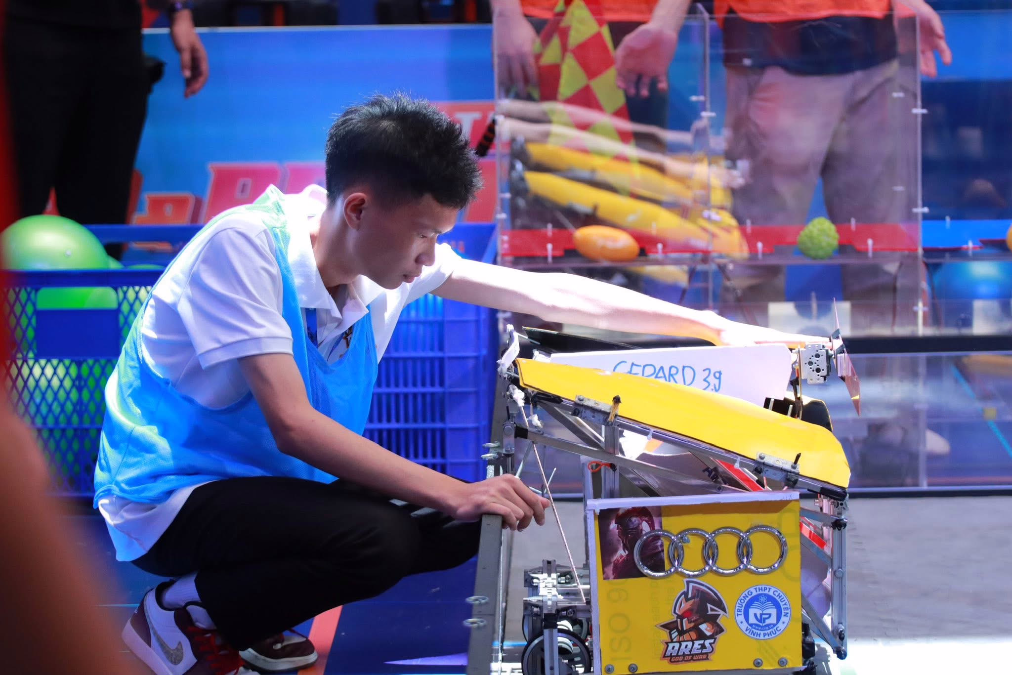 Thành viên đội Ares 2 kiểm ra thiết bị trước khi bước vào sàn đấu Thành viên đội Ares 2 kiểm ra thiết bị trước khi bước vào sàn đấu