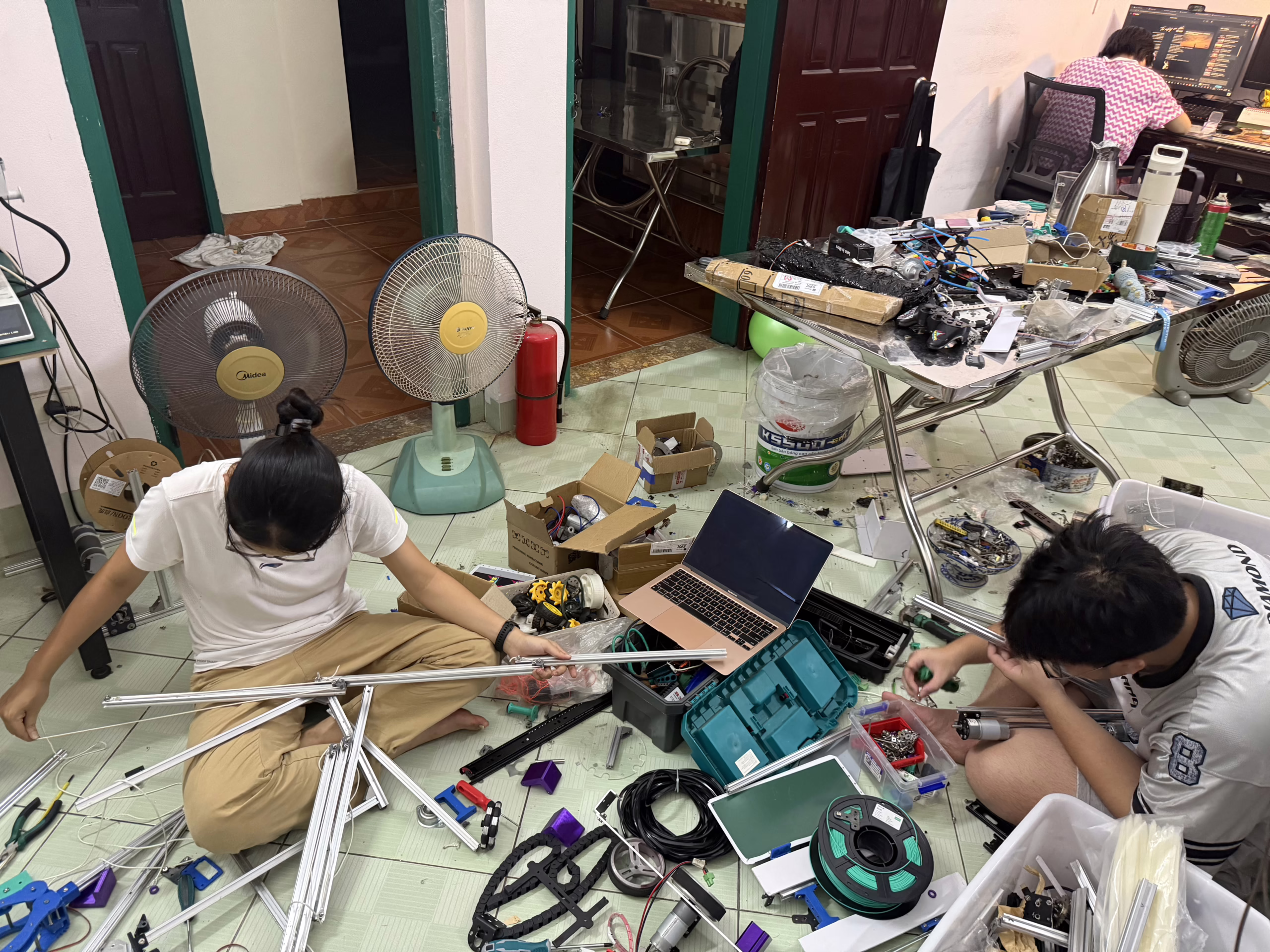 Các thành viên đội Inaus trong quá trình chuẩn bị cho cuộc thi