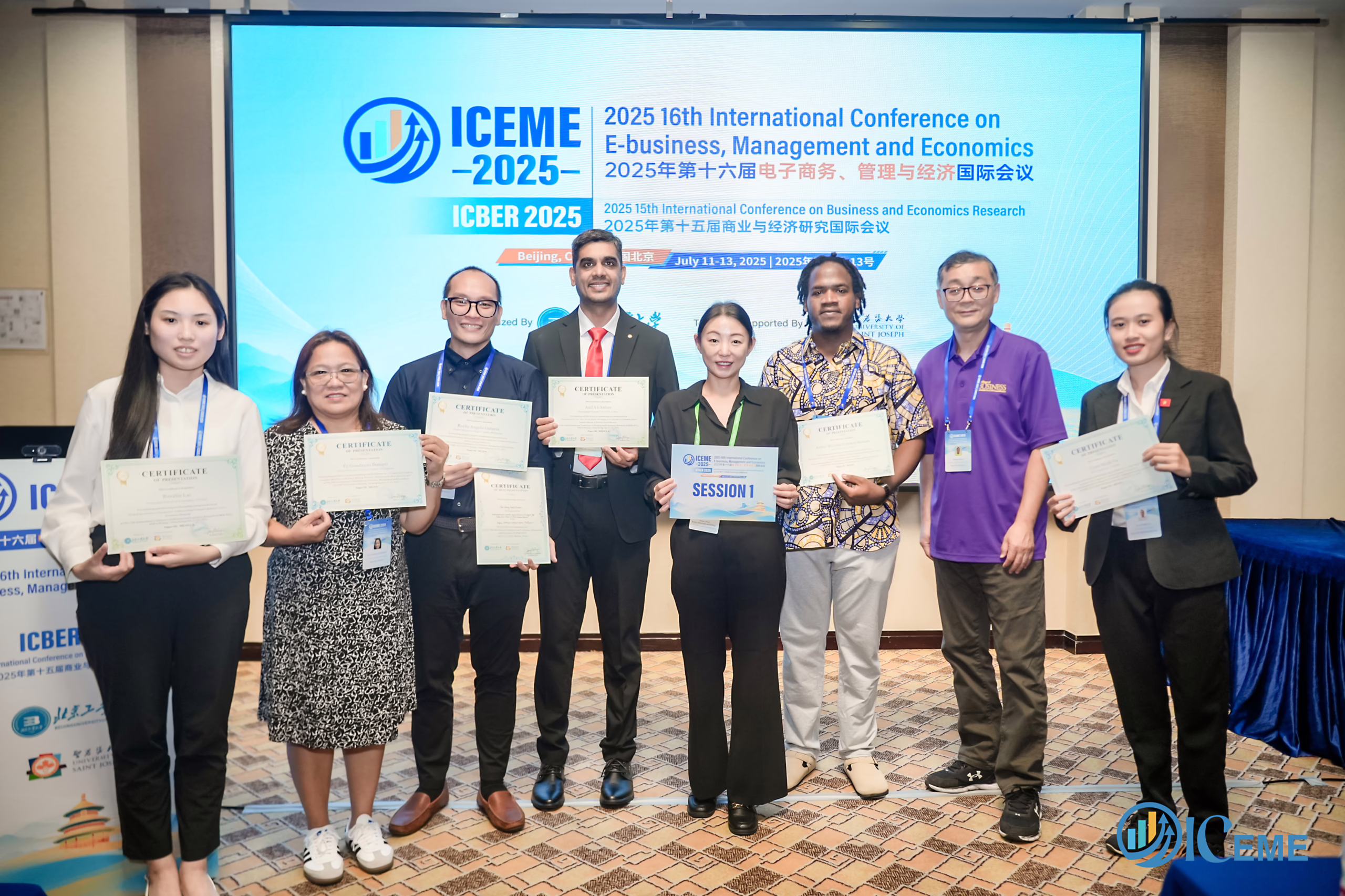 Vũ Minh Uyên (bìa phải) tại Hội nghị ICEME 2025 tại Bắc Kinh (Trung Quốc). 