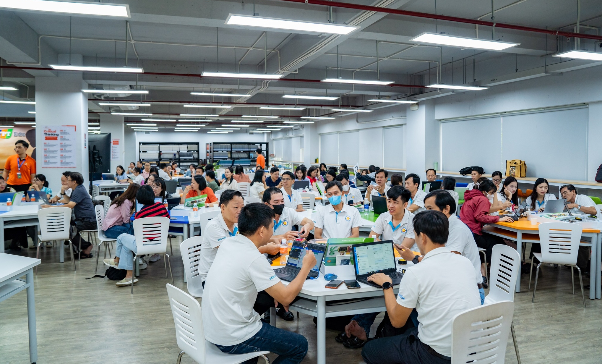 Trường Đại học FPT đồng hành cùng hàng chục nghìn nhà lãnh đạo và giáo viên khắp cả nước trong các khoá đào tạo về AI