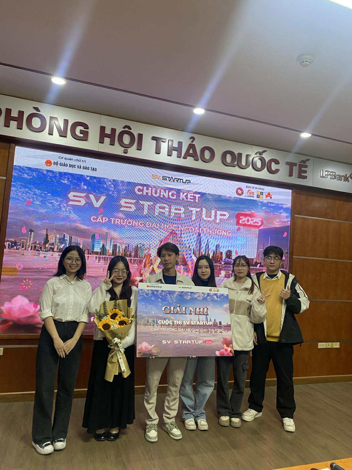 Á Quân SV Start Up Đại Học Ngoại Thương Á Quân SV Start Up Đại Học Ngoại Thương