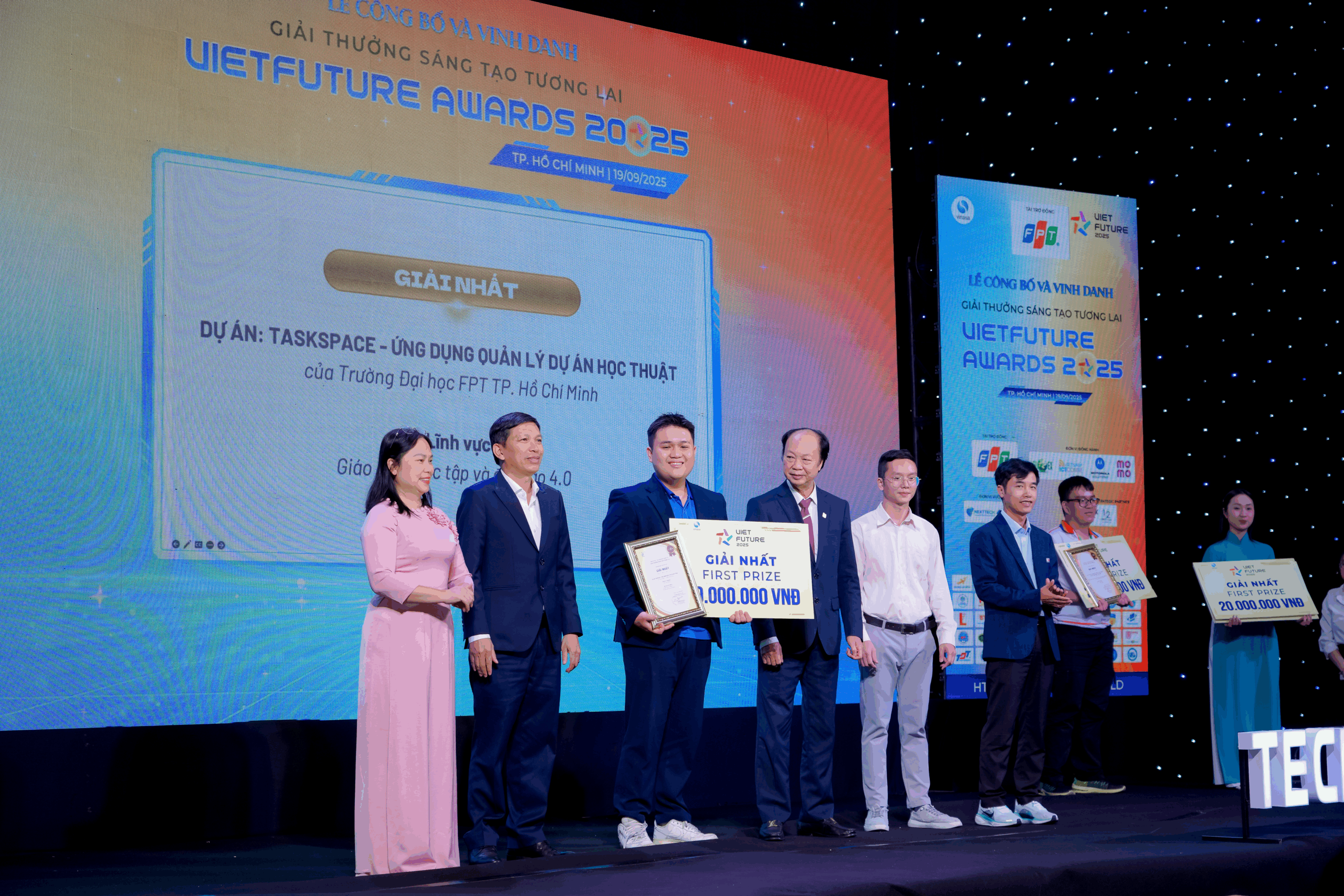 Sinh viên Trần Đình Thiên Tân (giữa) đại diện dự án TaskSpace nhận giải Nhất tại cuộc thi