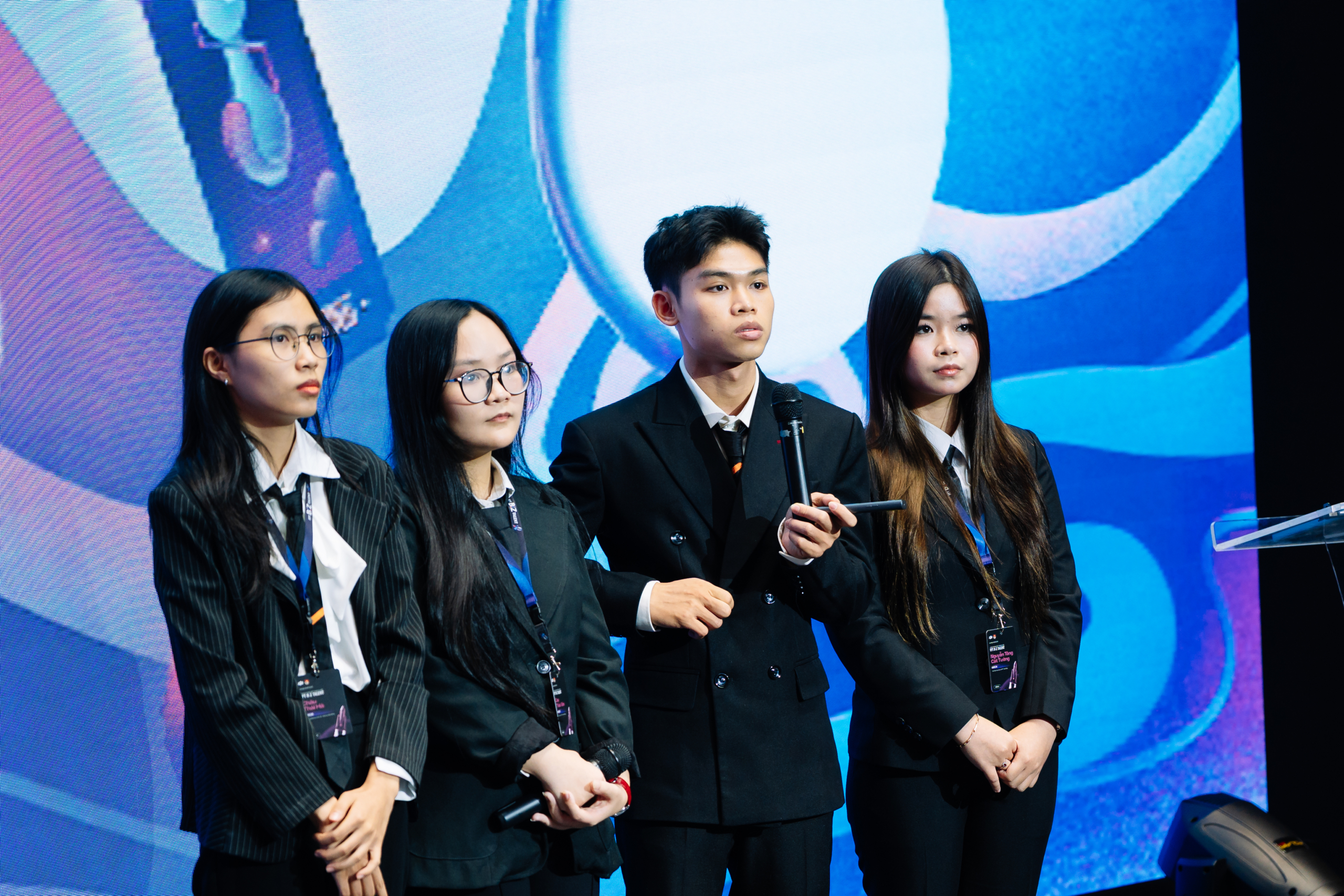 Các bạn trẻ thể hiện kỹ năng thuyết trình và tư duy phản biện trong 25 phút đầy căng thẳng để bảo vệ dự án của mình trước hội đồng giám khảo Các bạn trẻ thể hiện kỹ năng thuyết trình và tư duy phản biện trong 25 phút đầy căng thẳng để bảo vệ dự án của mình trước hội đồng giám khảo