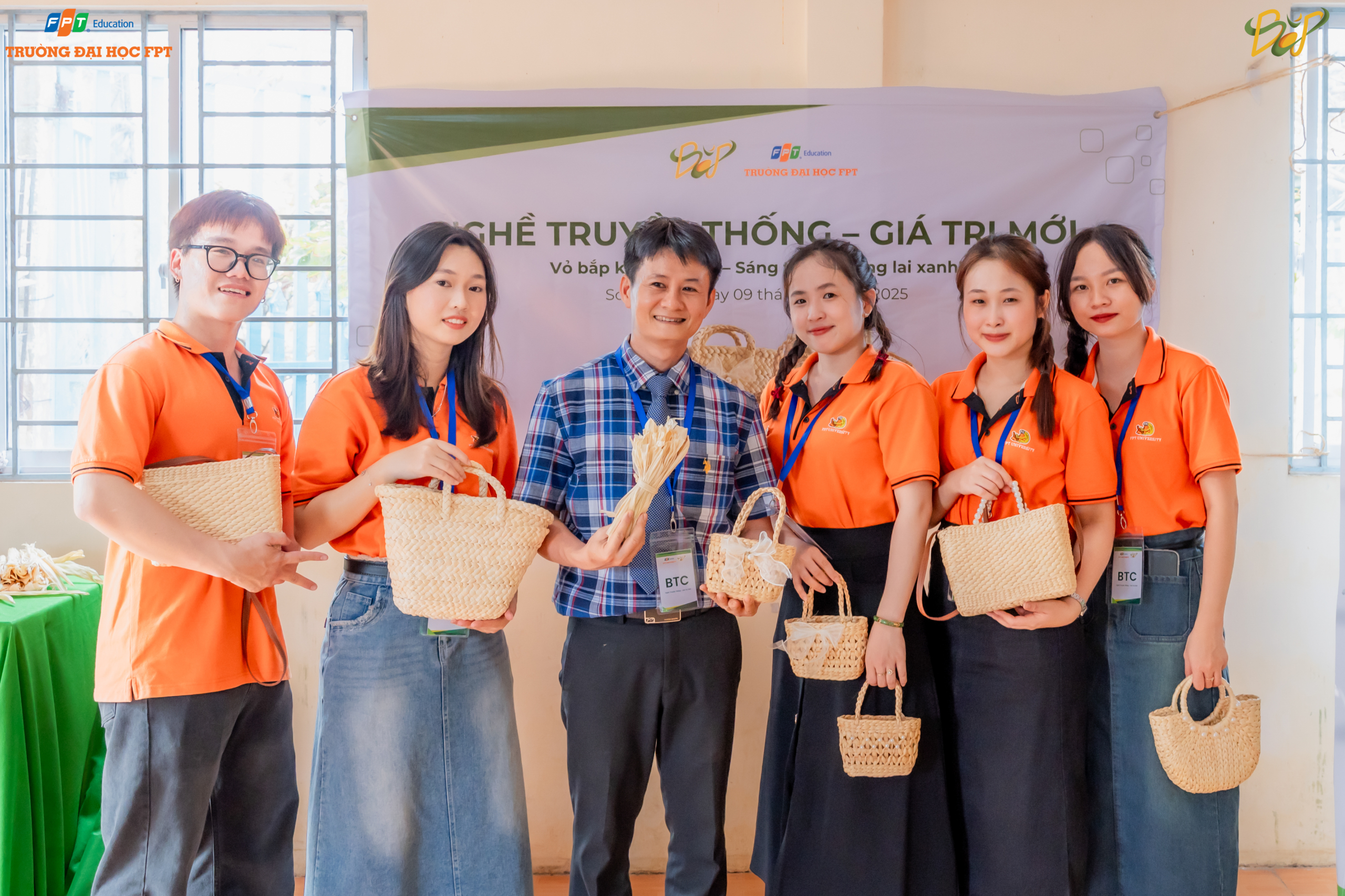 Các sản phẩm trải dài từ túi xách thời trang, túi đi biển, túi đeo chéo đến vật dụng trang trí như tấm lót ly, lót bình hoa, gương cầm tay, gương treo tường