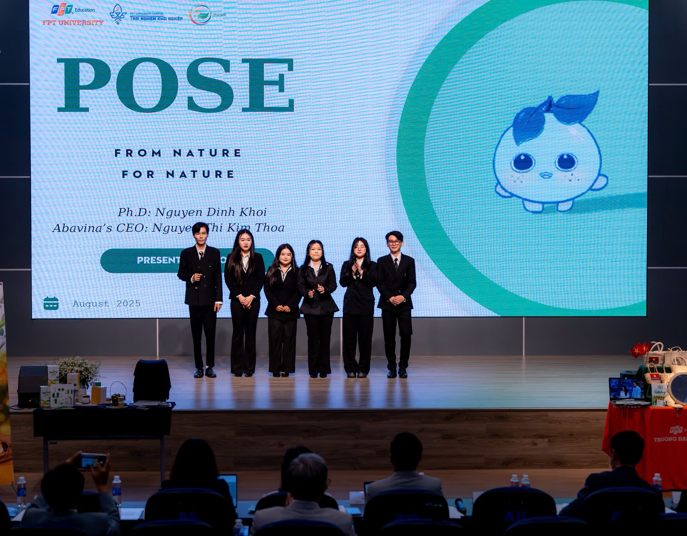 Các thành viên nhóm POSE giới thiệu sản phẩm tại buổi báo cáo đồ án tốt nghiệp Các thành viên nhóm POSE giới thiệu sản phẩm tại buổi báo cáo đồ án tốt nghiệp