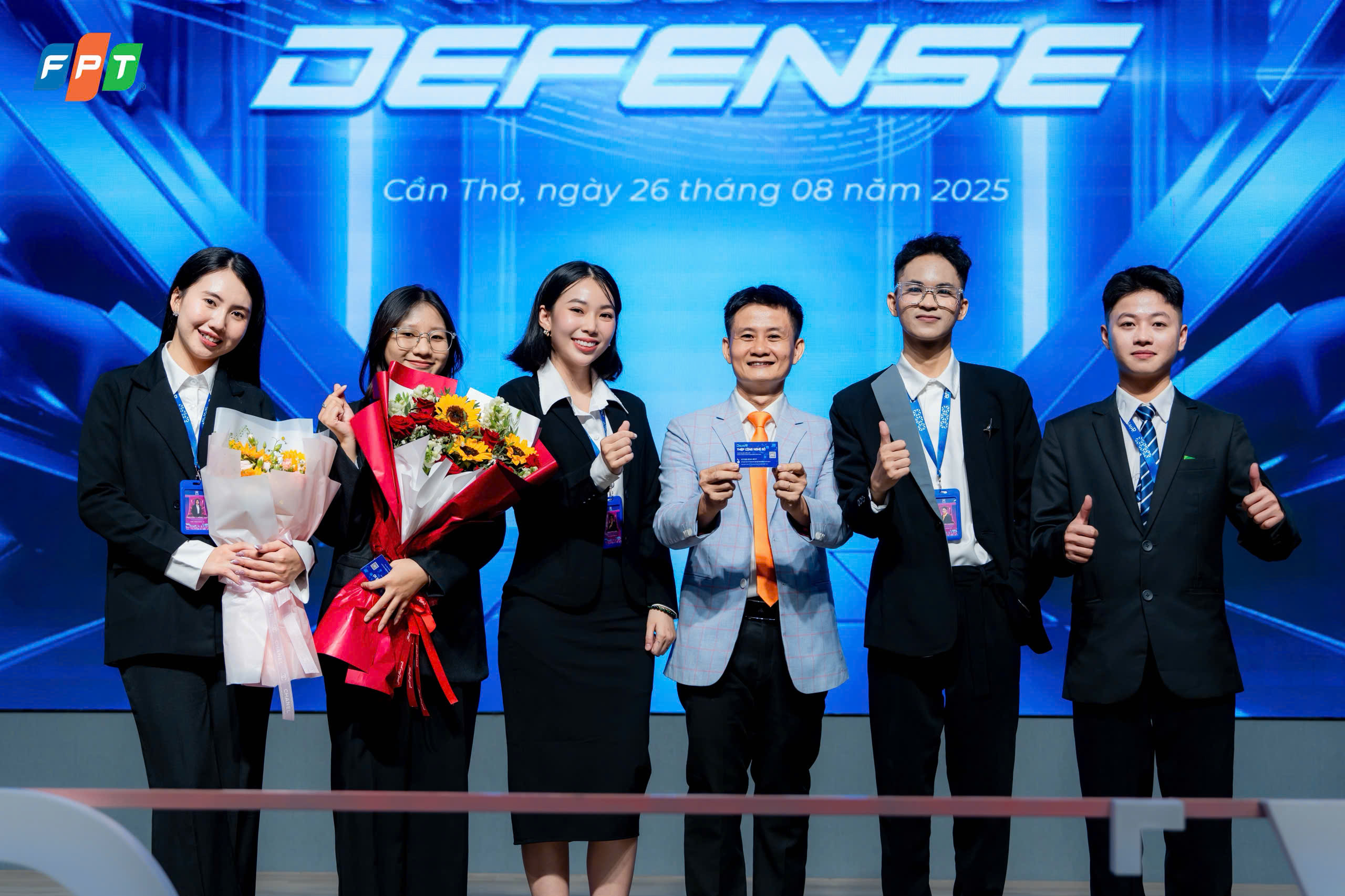 Các thành viên phát triển dự án thiệp công nghệ số DreamAR