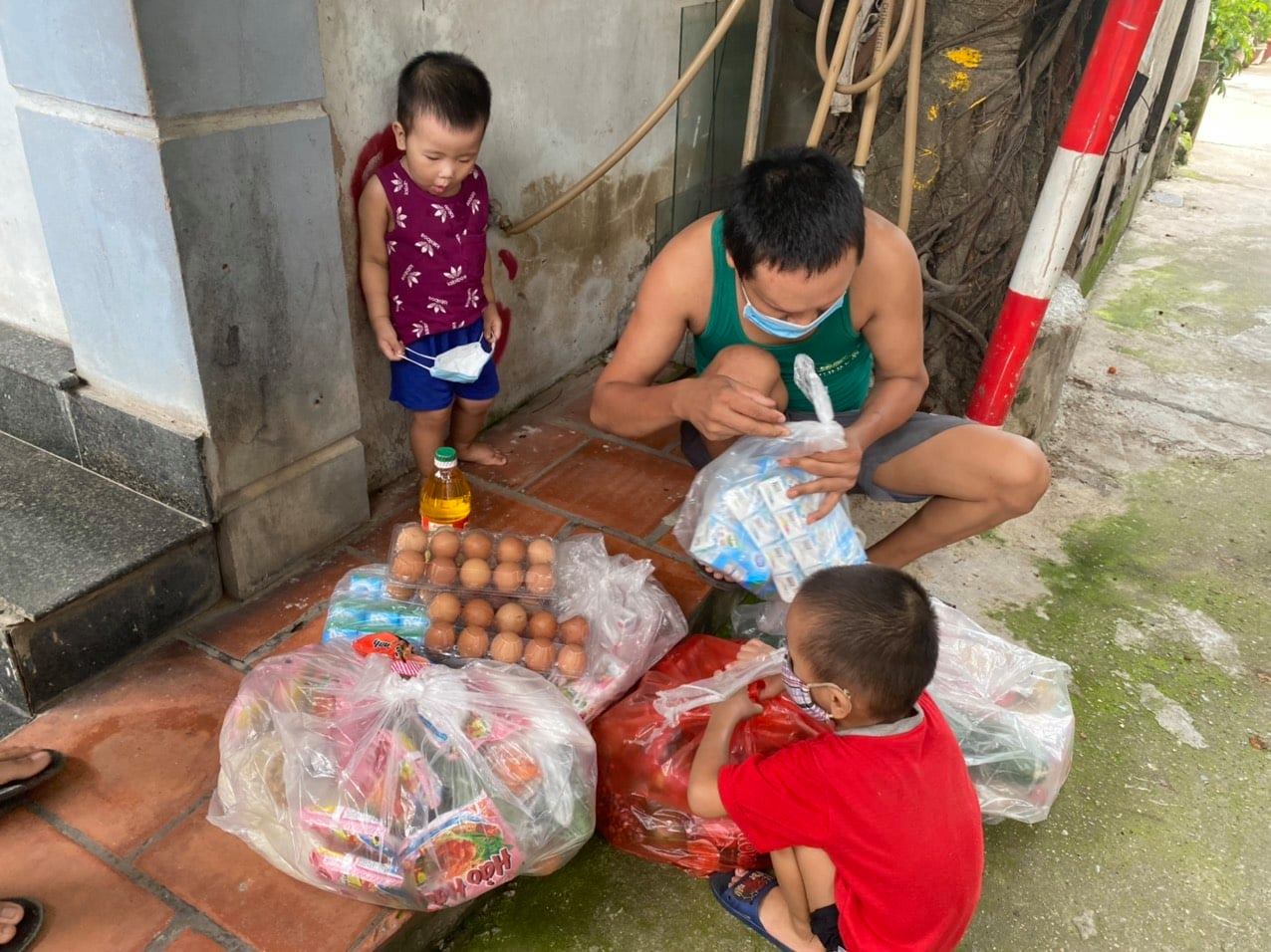Thông qua dự án HELPPP! đã từng triển khai nhiều gia đình khó khăn đã được hỗ trợ nhu yếu phẩm. Ảnh: Fanpage Người Eway
